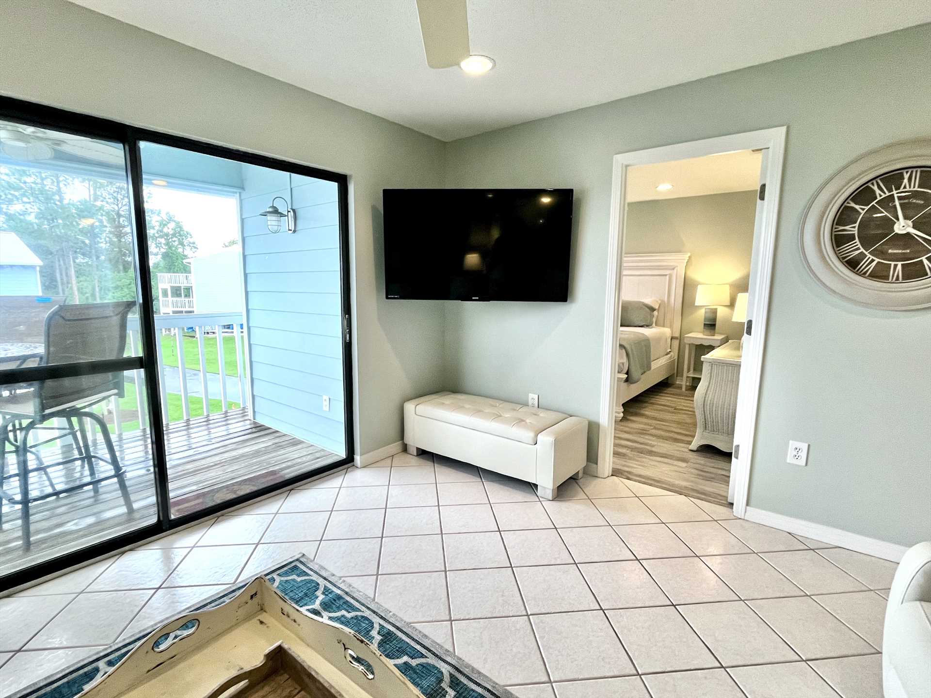 The large TV is great for watching your favorite game!