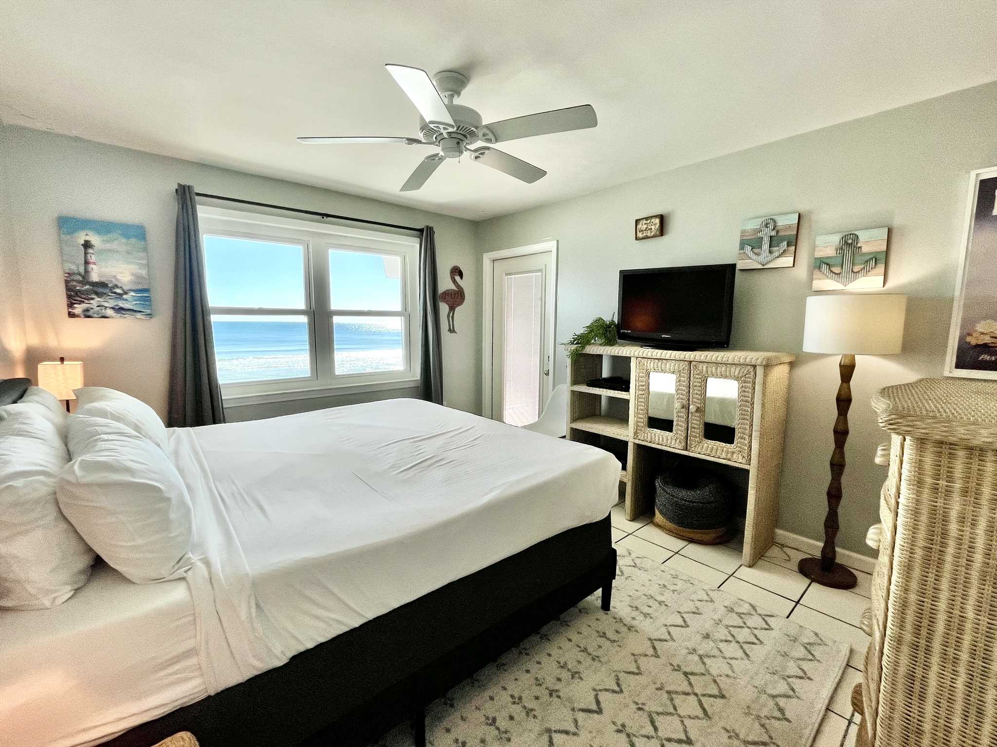 Master - TV and access to balcony