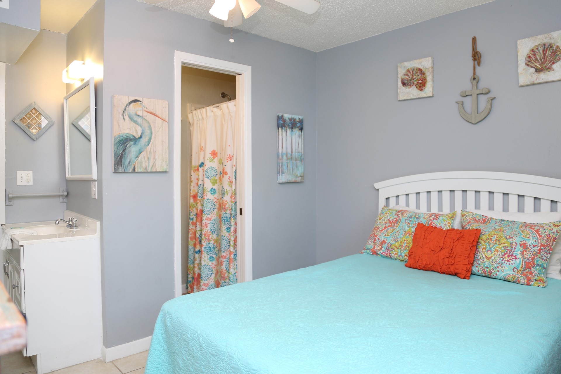 En-suite bathroom in the second bedroom with stand-up stall 