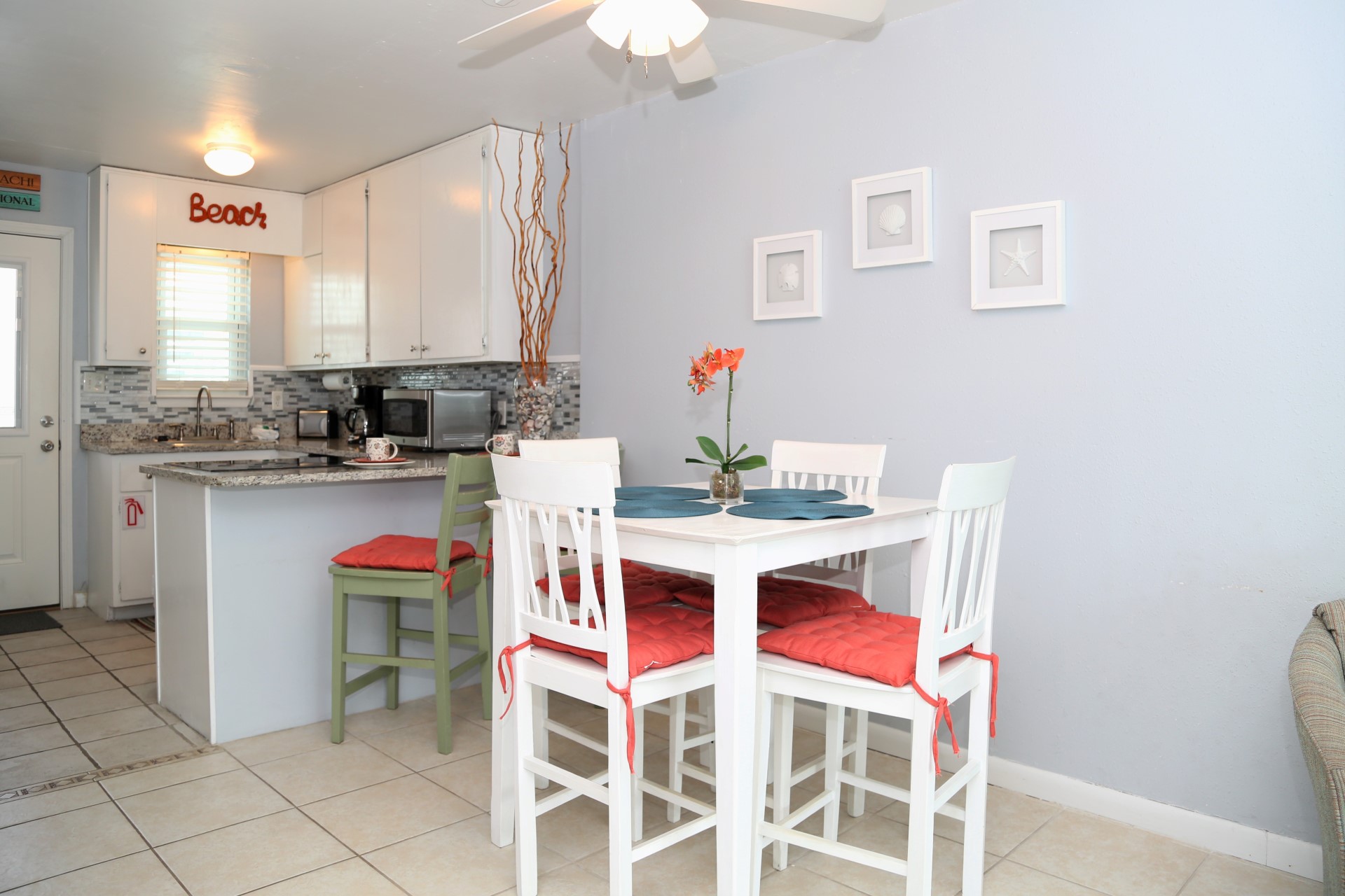 Harbor House B17 - Dining area