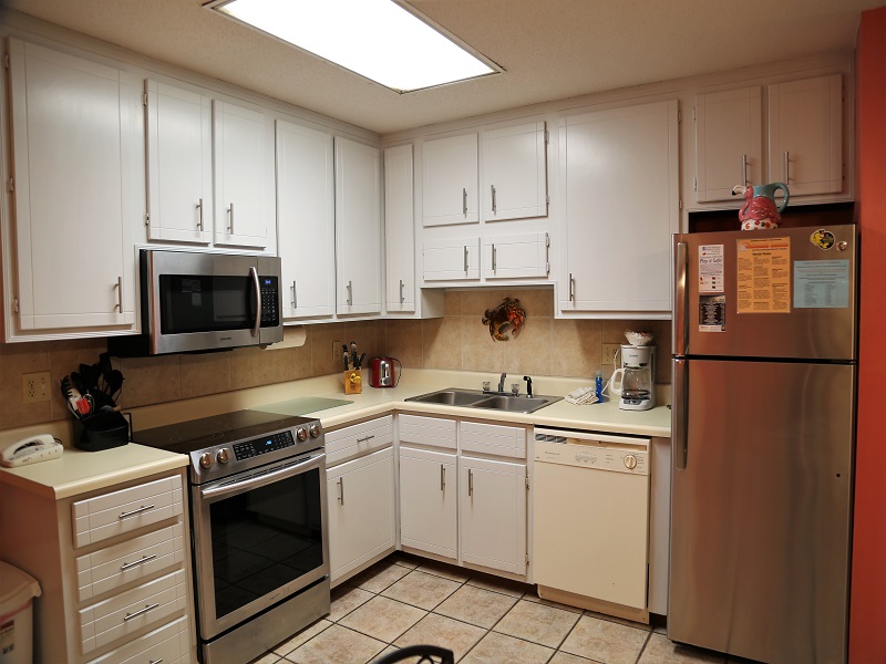 Full kitchen with new refrigerator, stove, 