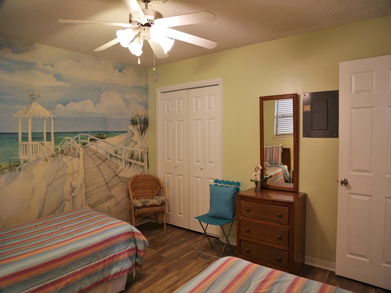 Second bedroom closet and dresser