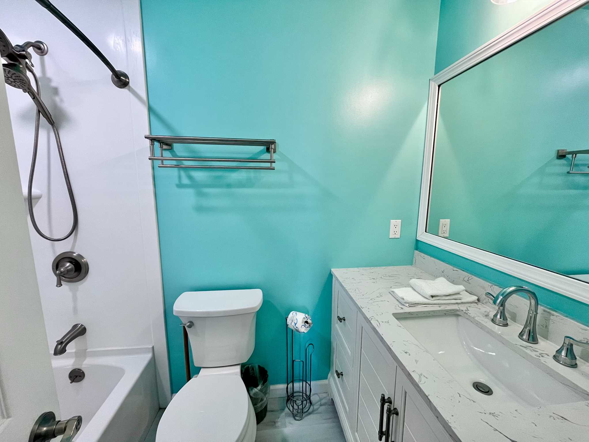 Sea Oats H102 - Updated hall bathroom (shower/tub combo)