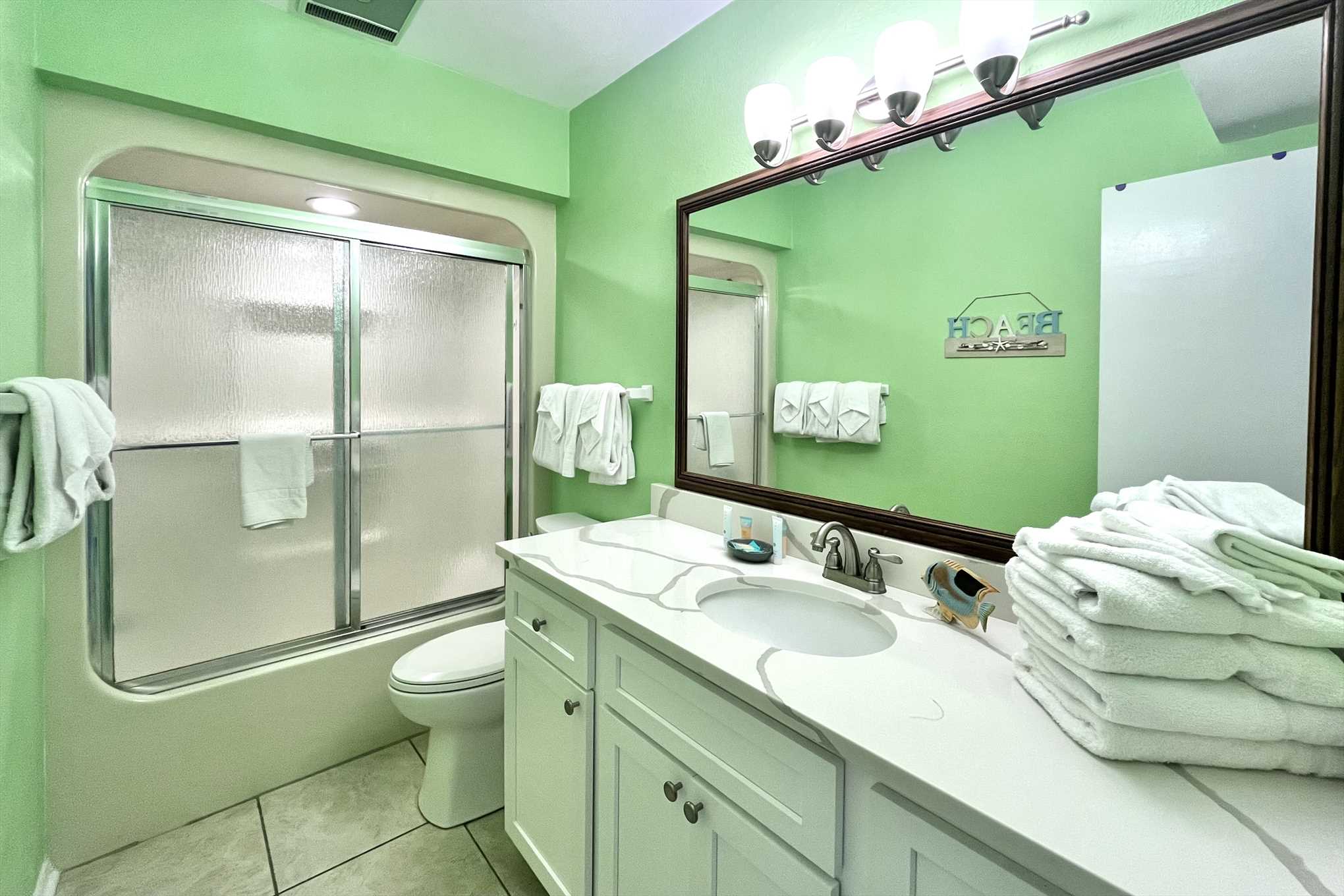 Ocean Reef 802 - hall bathroom upstairs - shower/tub combo