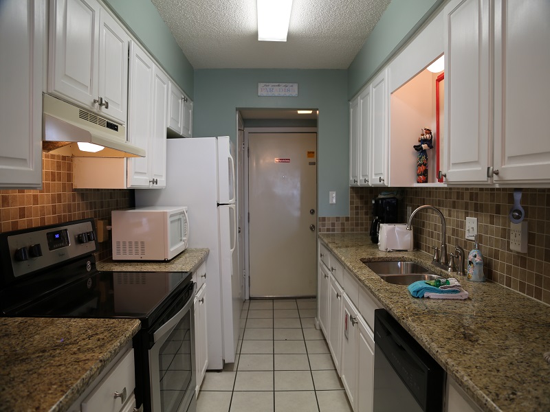 Fully equipped kitchen with granite counters