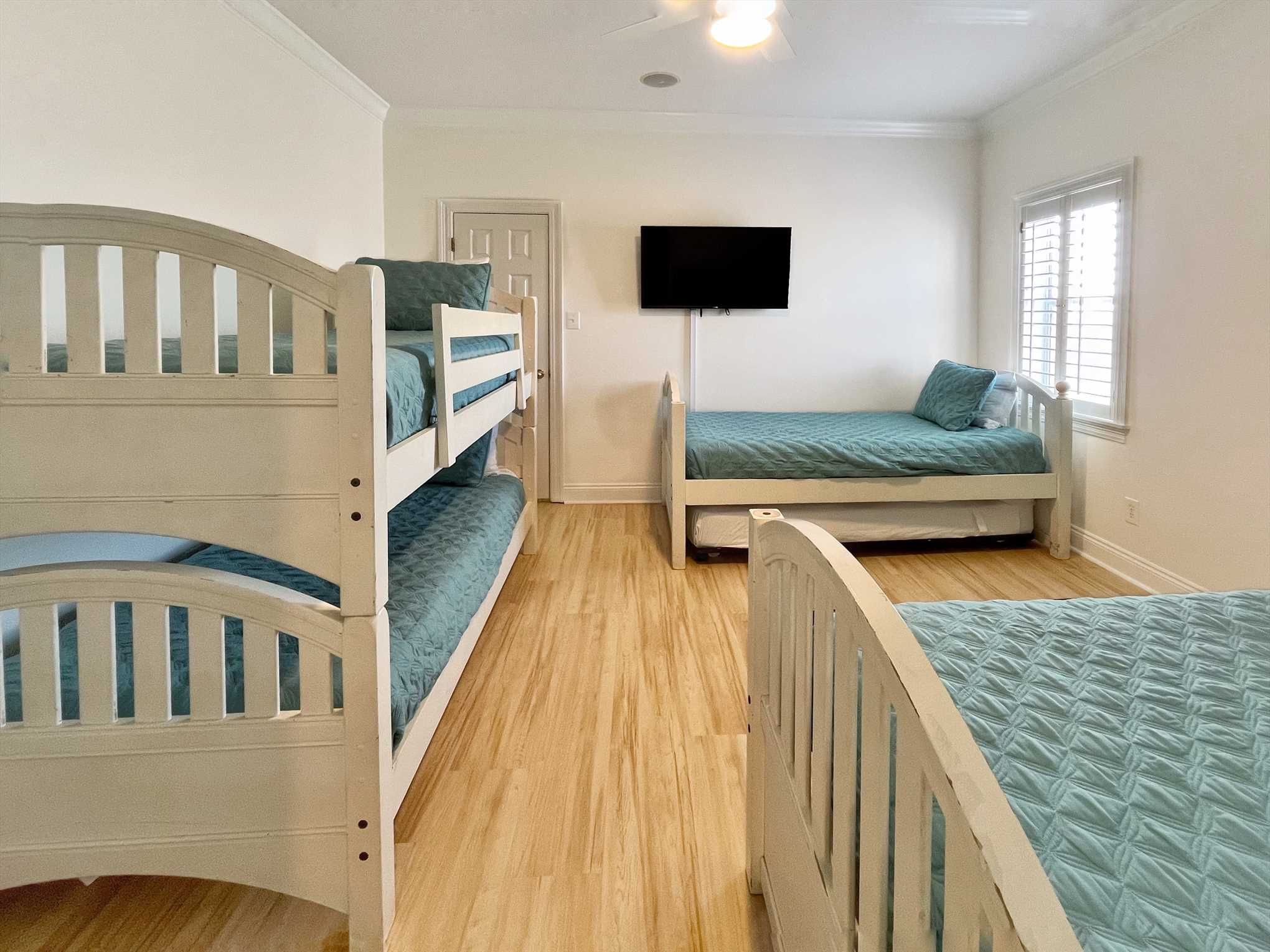 Upstairs bedroom w/Smart TV, great for kids!  5th bedroom w 