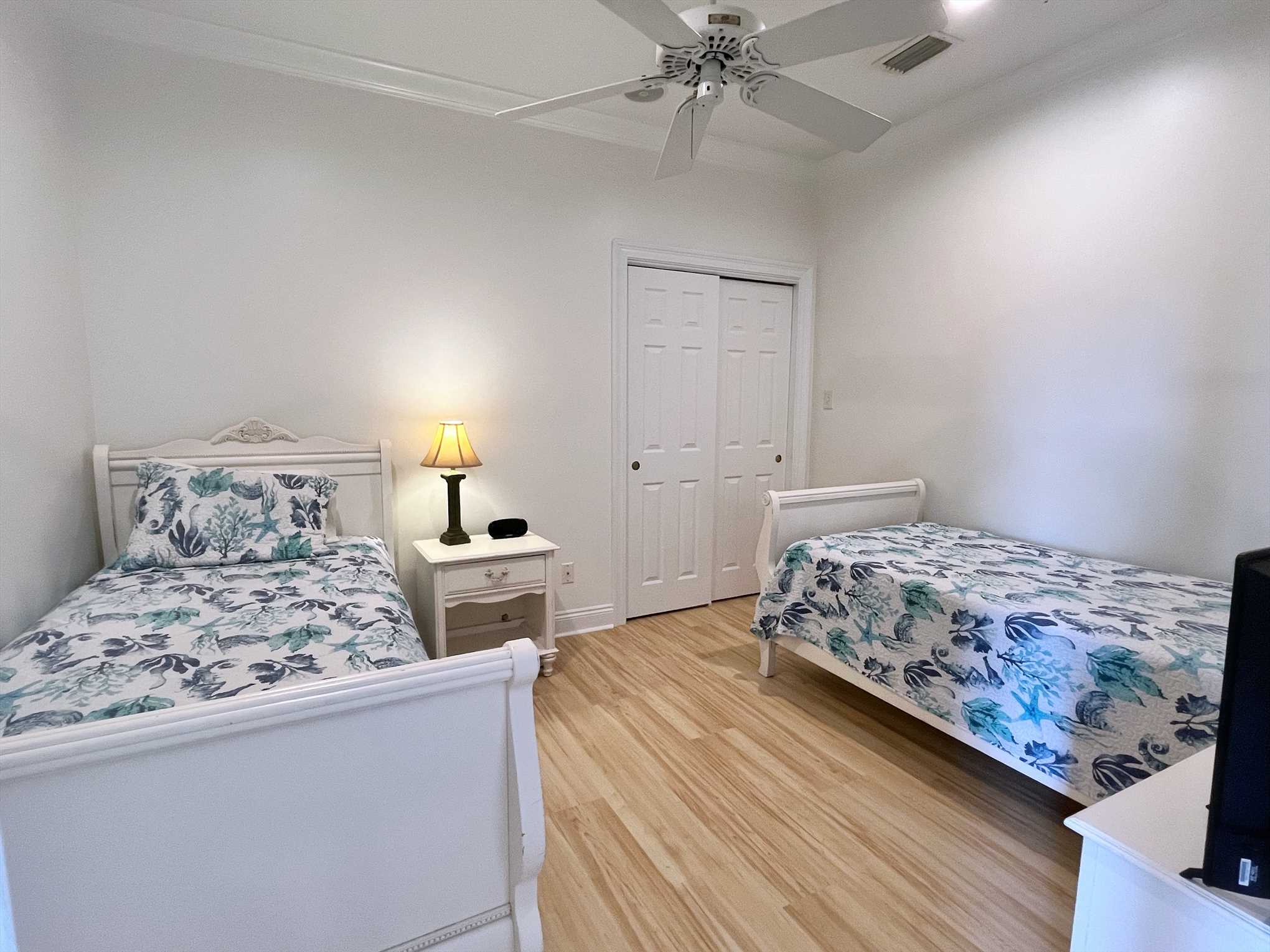 Sixth bedroom with 2 twin beds