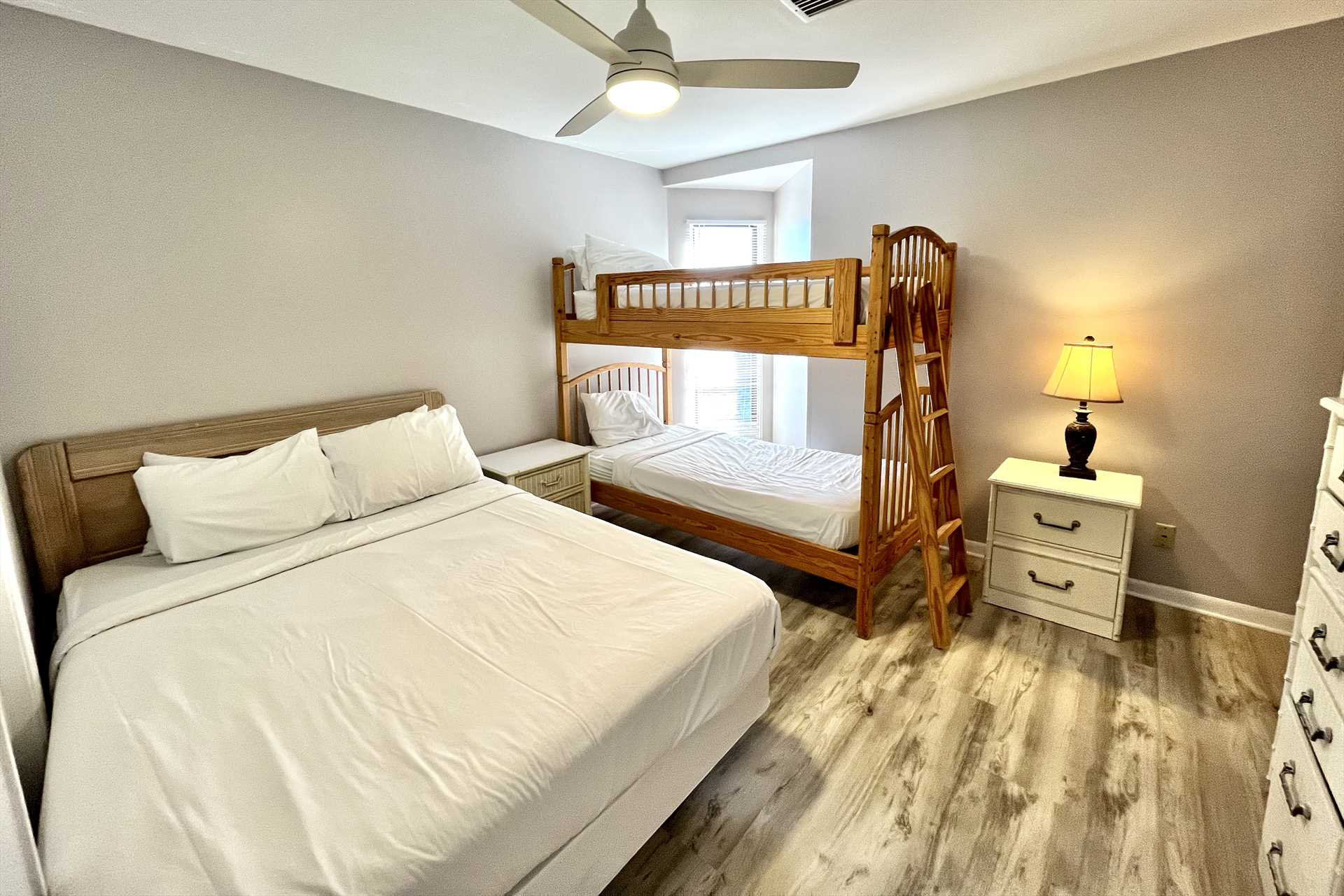 Guest bedroom - Queen and Twin bunks