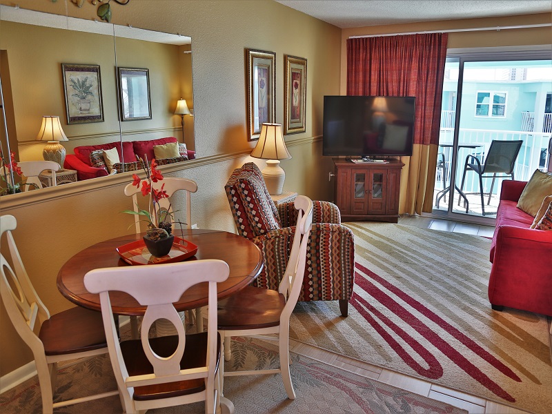 Harbor House B20 - Dining table and living area