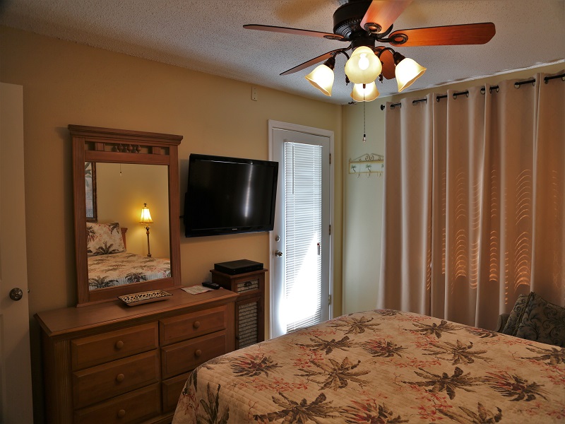 Harbor House B20 - Master bedroom - TV and balcony access