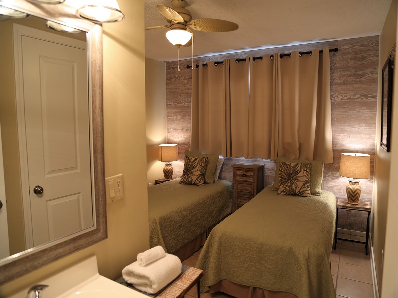 Harbor House B20 - vanity in twin room