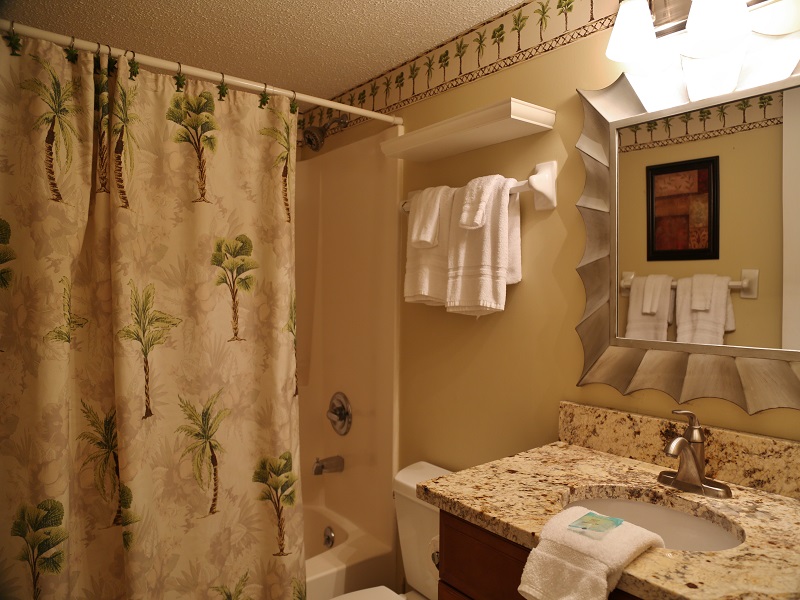 Harbor House B20 - Hall bathroom - shower/tub combo