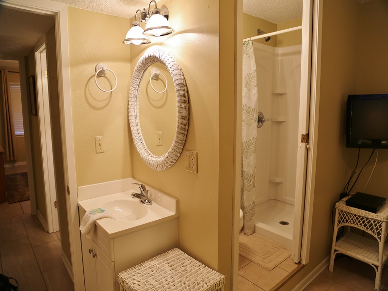 Harbor House B20 - vanity in guest bedroom