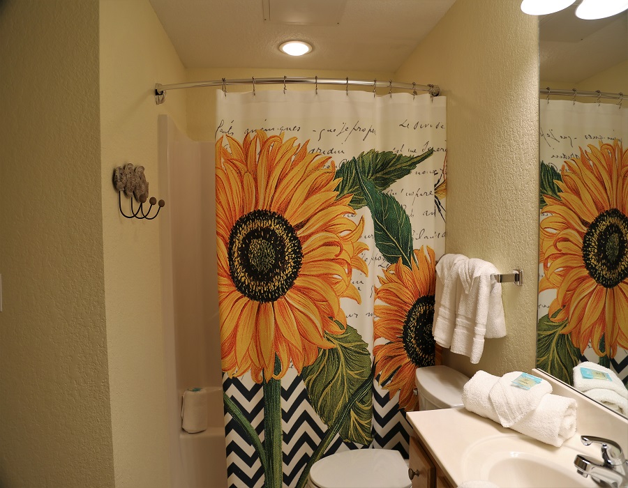 Crystal Shores West 905 - Second bathroom - shower/tub combo