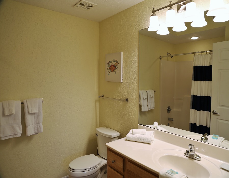 Crystal Shores West 905 -Master bathroom - shower/tub combo