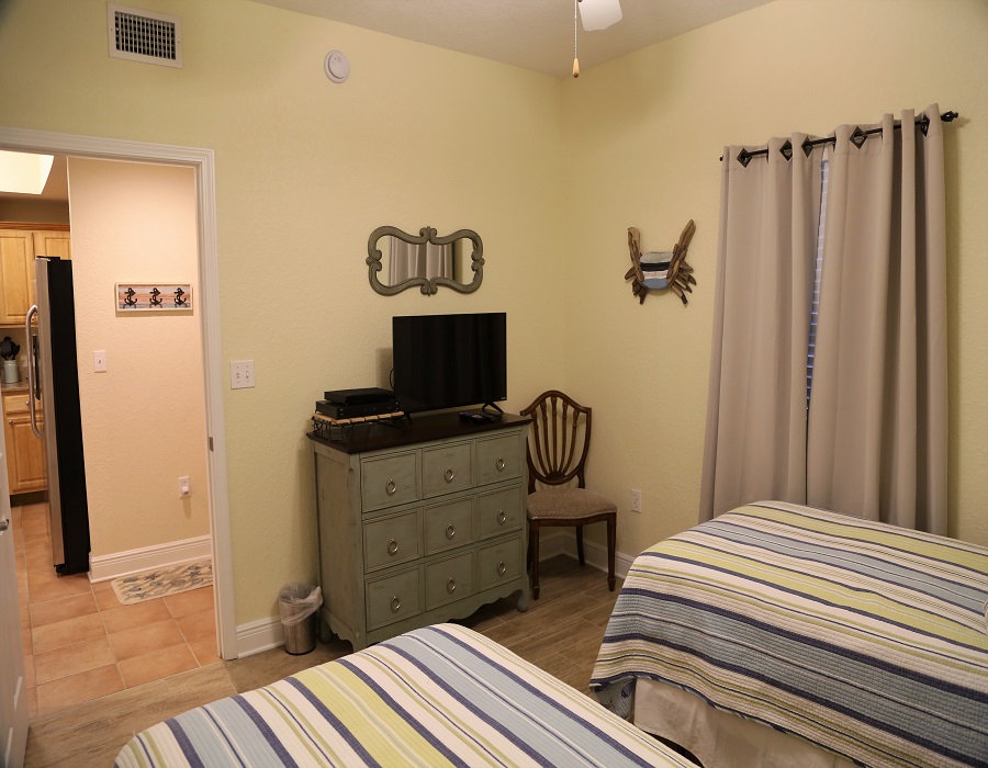 Crystal Shores West 905 - Second bedroom - TV