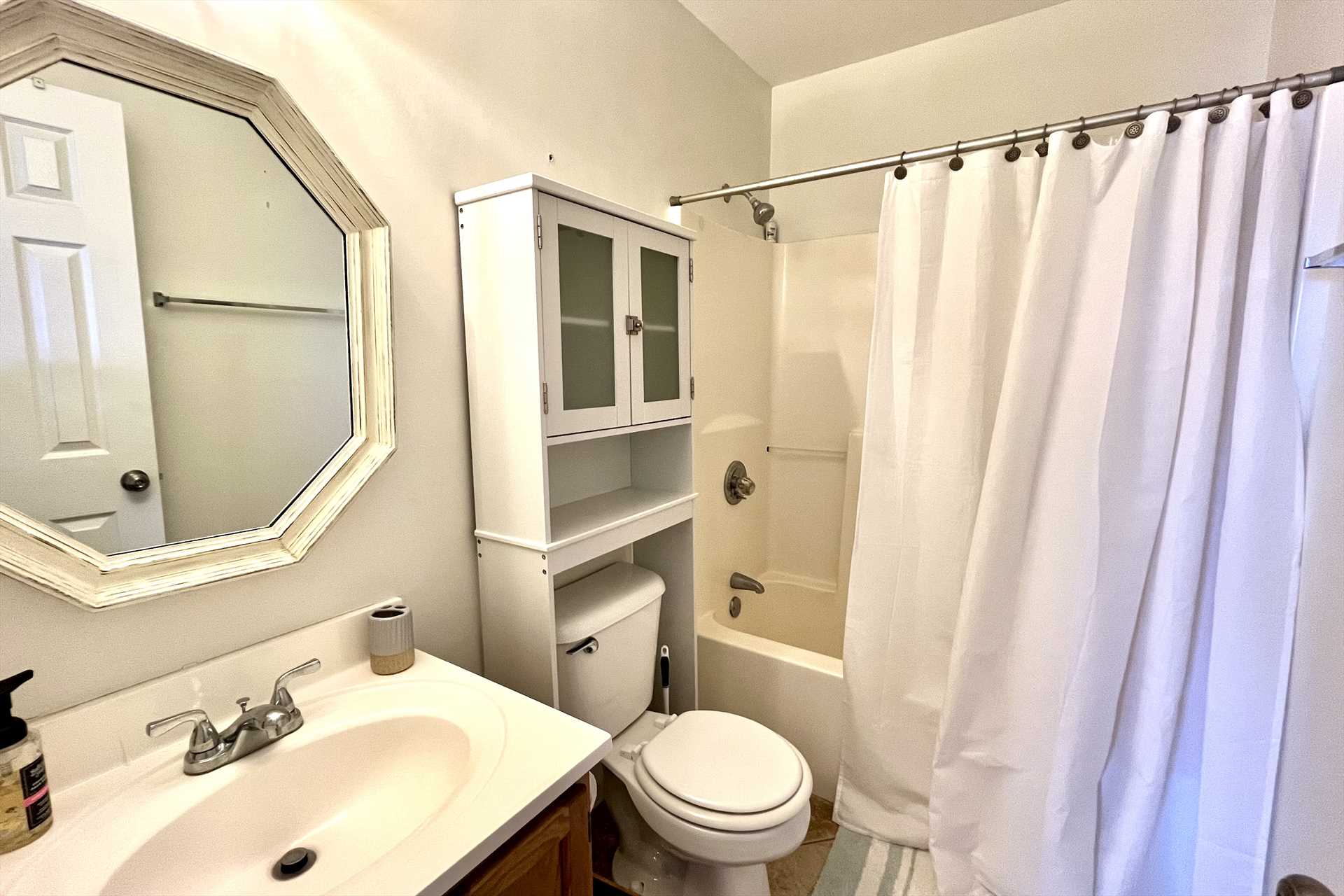 The ensuite bathroom with a tub/shower combo.