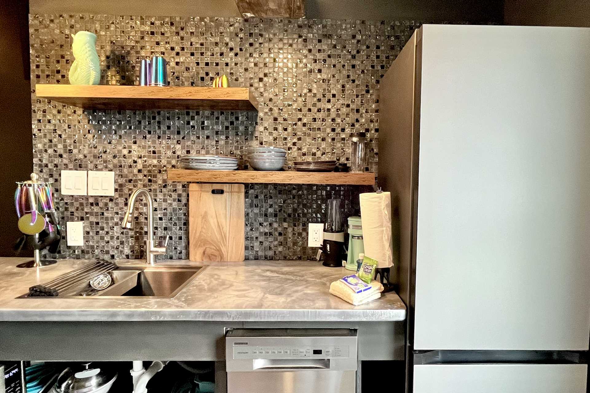 Efficiency unit with Frig, microwave, airfryer 