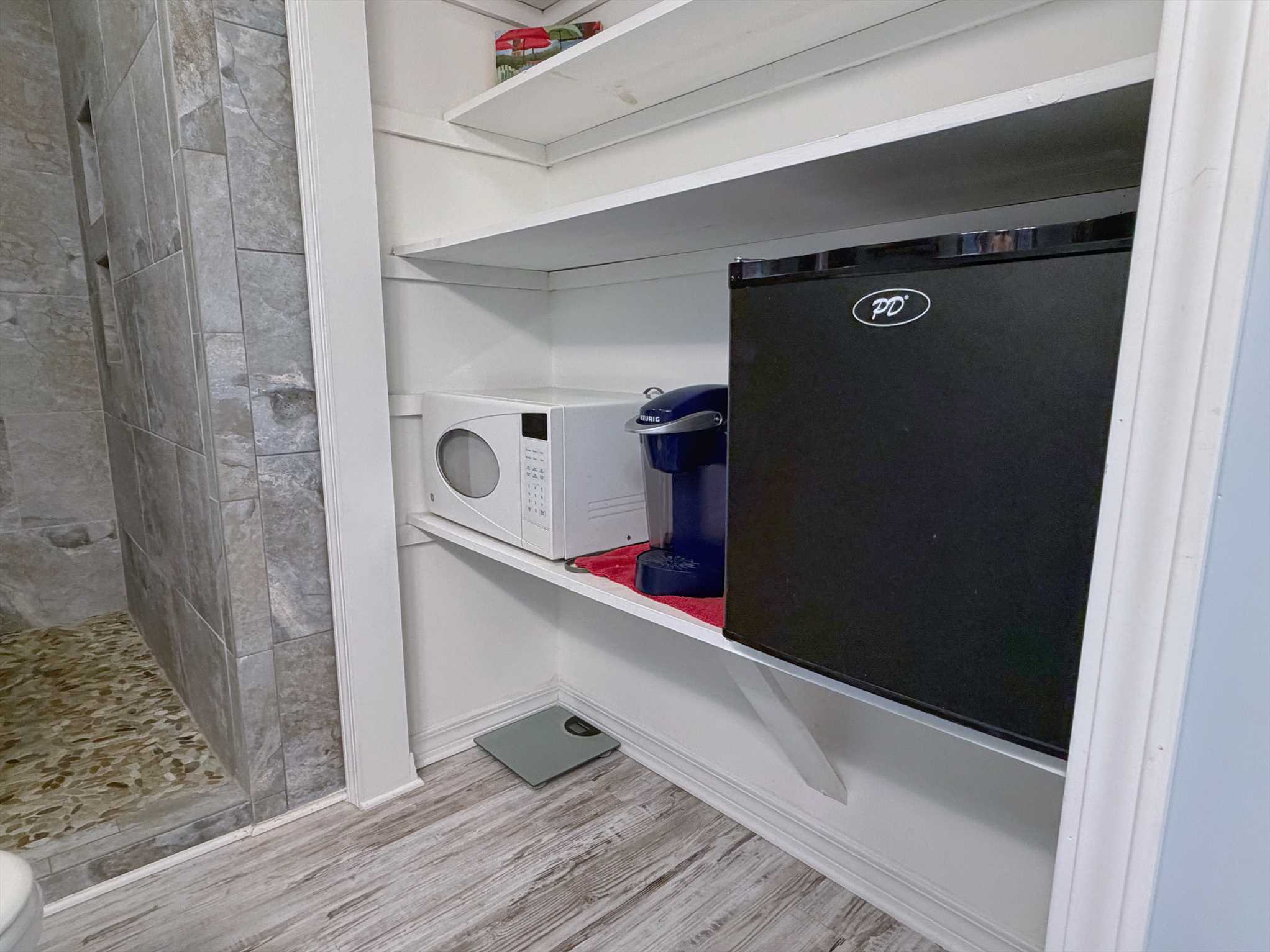 Extra perks! Microwave, Kuerig, 