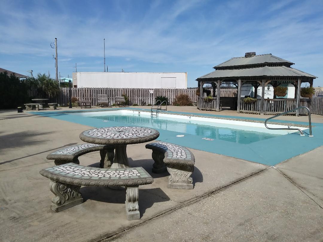 Picnic area pool-side.